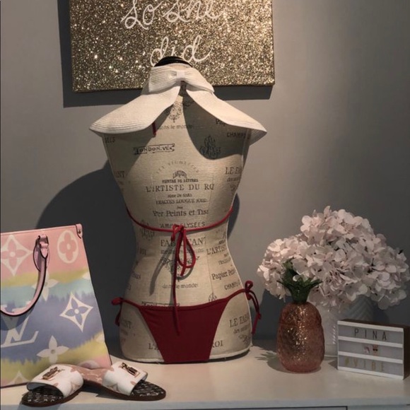 Red bikini - Picture 2 of 2